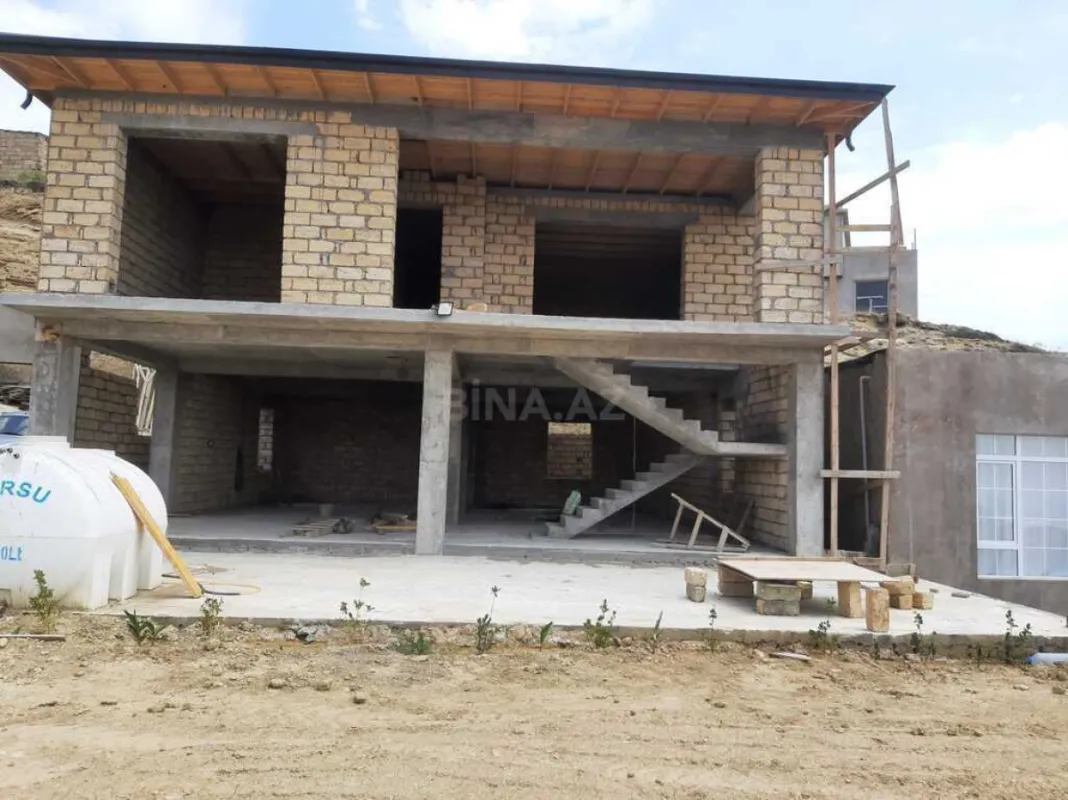 Satılır 7 otaqlı həyət evi 380 m²