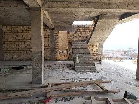 Satılır 7 otaqlı həyət evi 380 m²