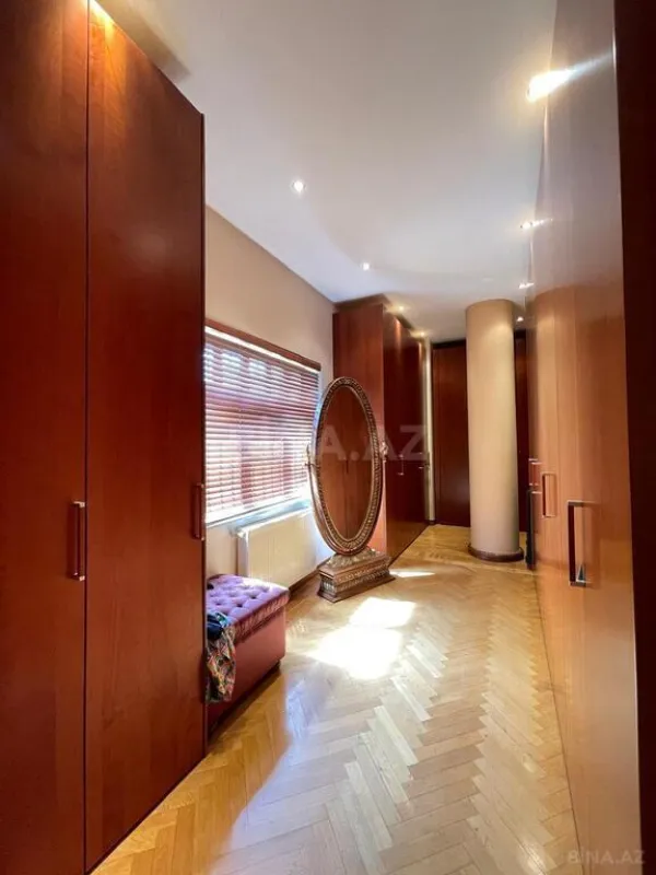 Satılır 9 otaqlı həyət evi 1000 m²