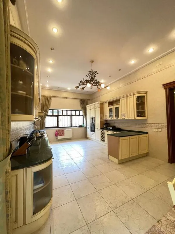 Satılır 9 otaqlı həyət evi 1000 m²