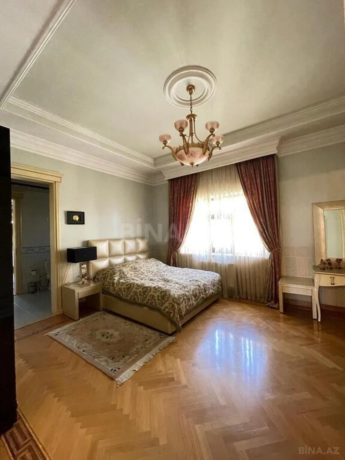 Satılır 9 otaqlı həyət evi 1000 m²