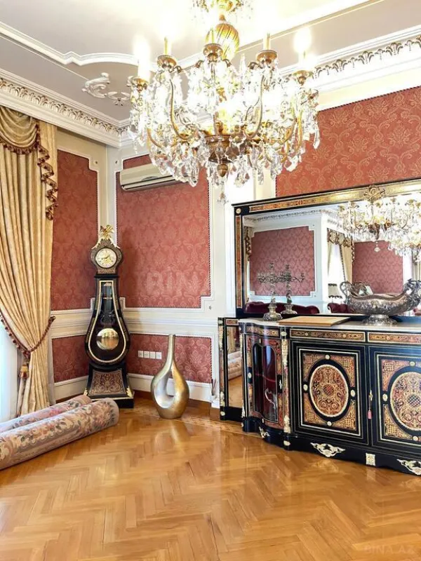 Satılır 9 otaqlı həyət evi 1000 m²