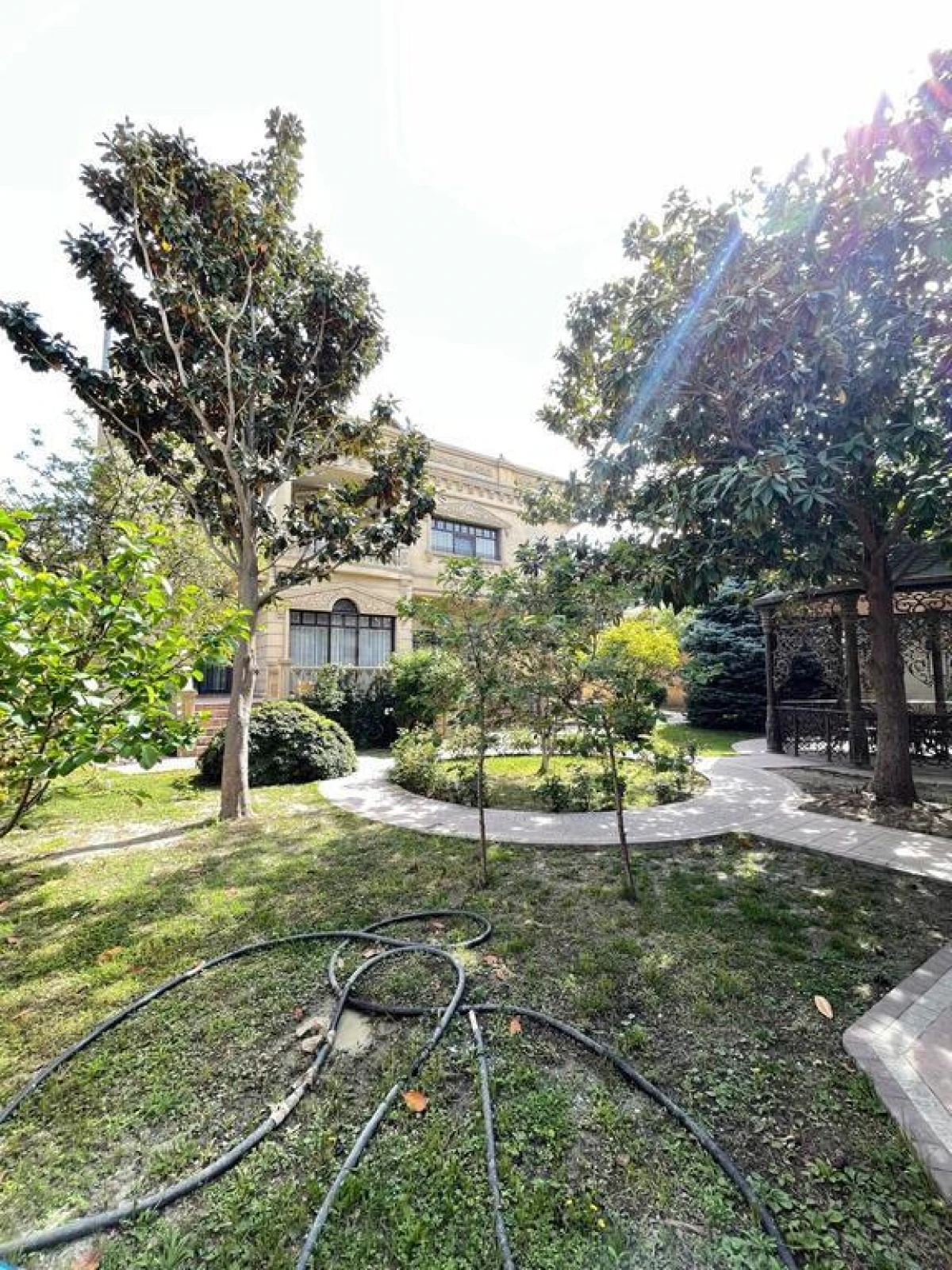 Satılır 9 otaqlı həyət evi 1000 m²