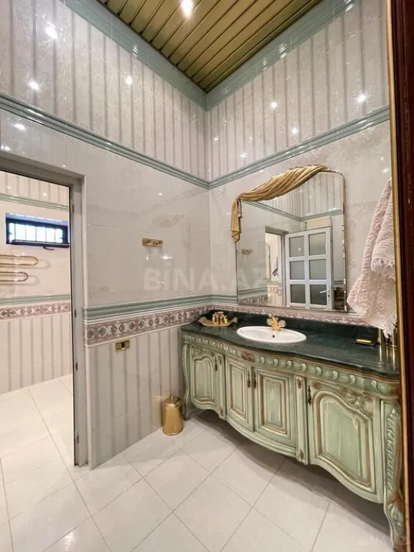 Satılır 9 otaqlı həyət evi 1000 m²