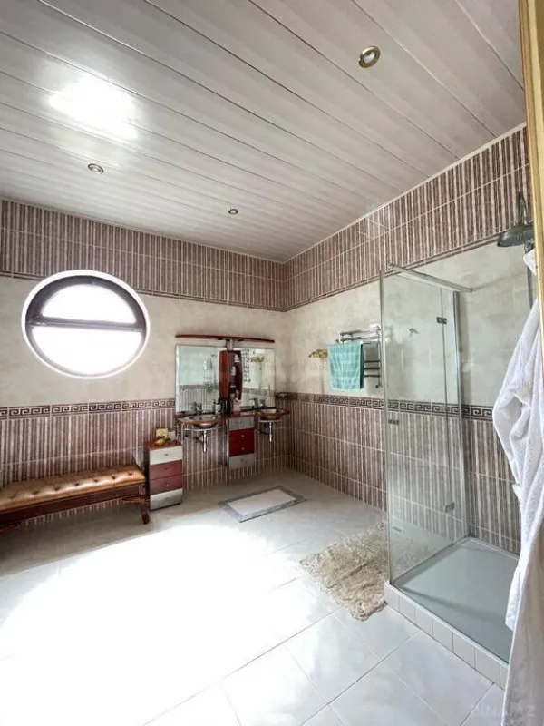 Satılır 9 otaqlı həyət evi 1000 m²