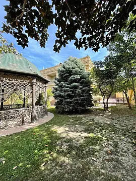 Satılır 9 otaqlı həyət evi 1000 m²