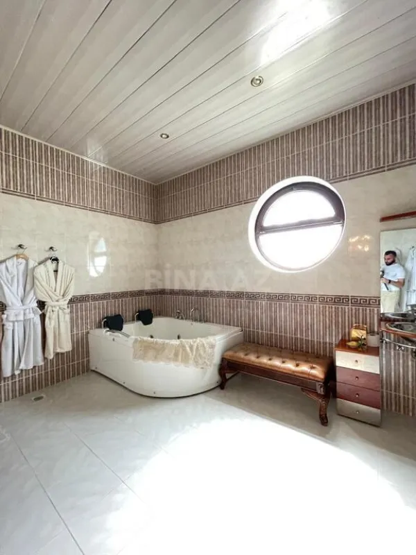 Satılır 9 otaqlı həyət evi 1000 m²