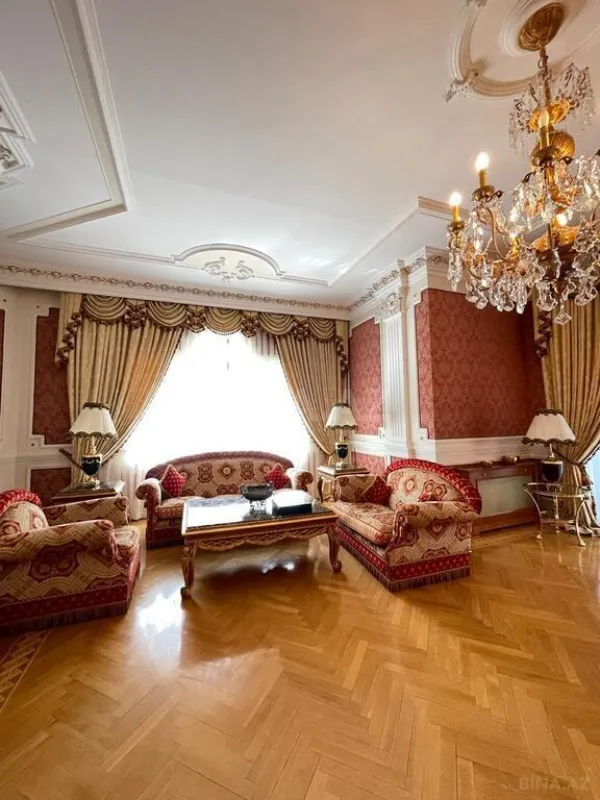 Satılır 9 otaqlı həyət evi 1000 m²