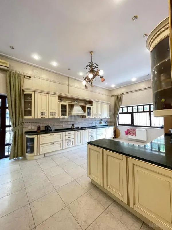Satılır 9 otaqlı həyət evi 1000 m²