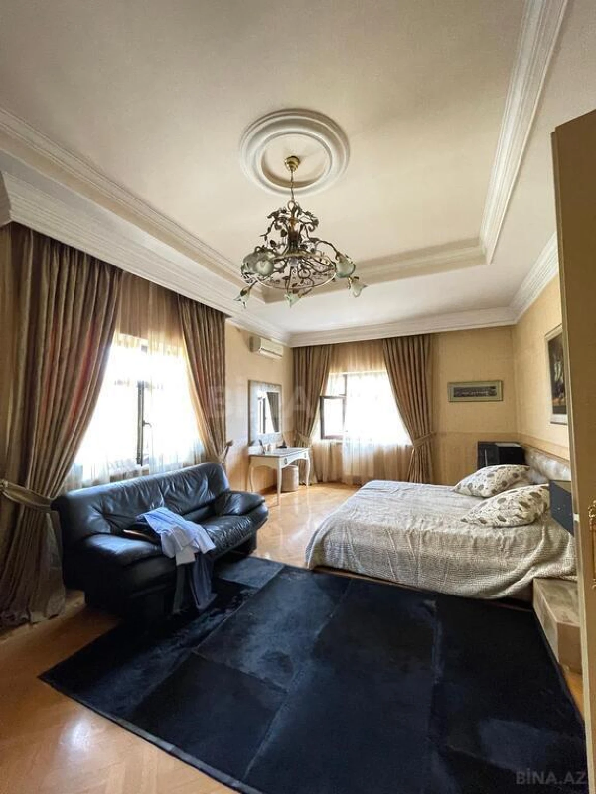 Satılır 9 otaqlı həyət evi 1000 m²