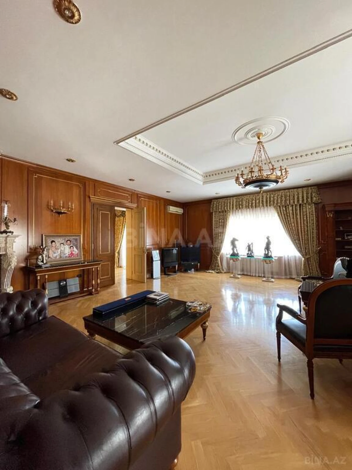 Satılır 9 otaqlı həyət evi 1000 m²