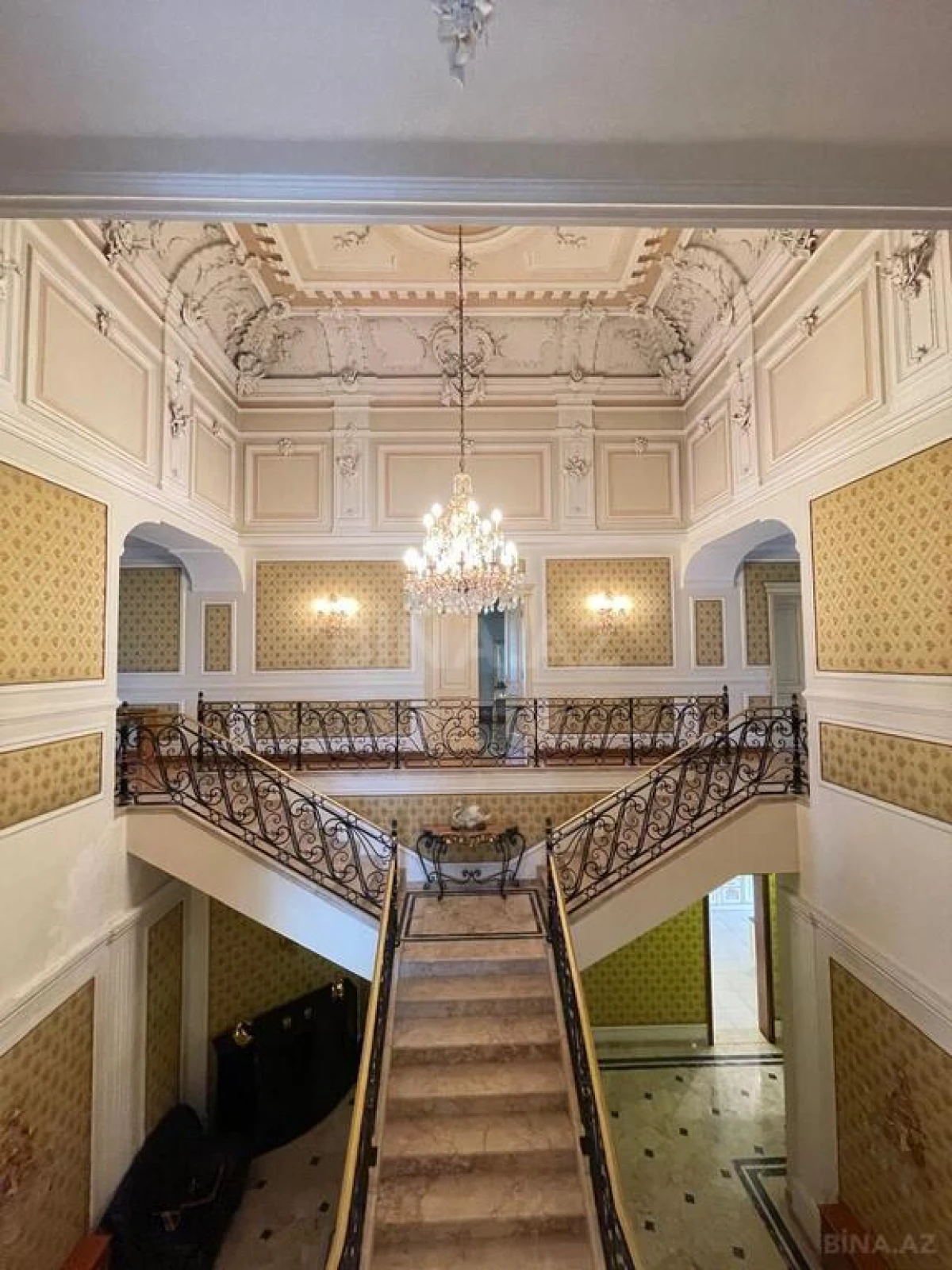 Satılır 9 otaqlı həyət evi 1000 m²