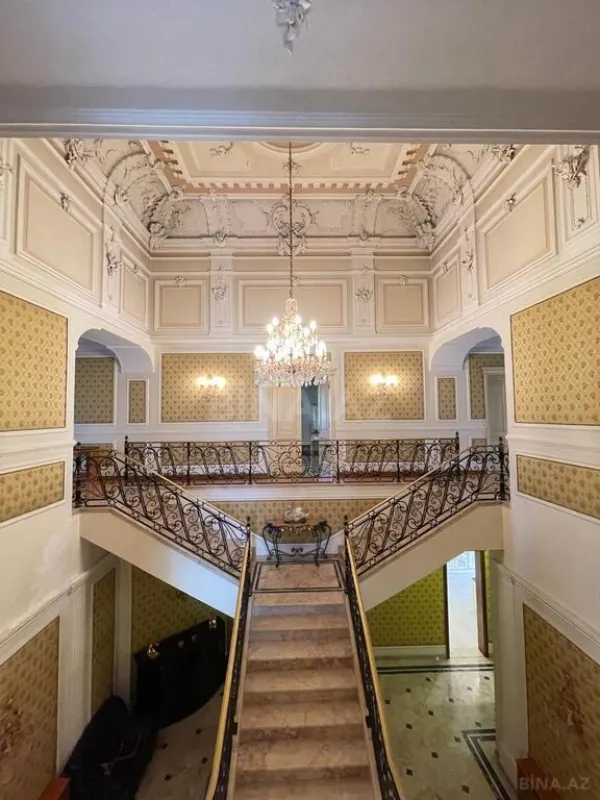 Satılır 9 otaqlı həyət evi 1000 m²