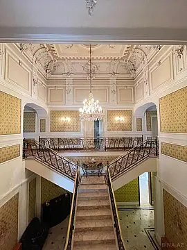 Satılır 9 otaqlı həyət evi 1000 m²