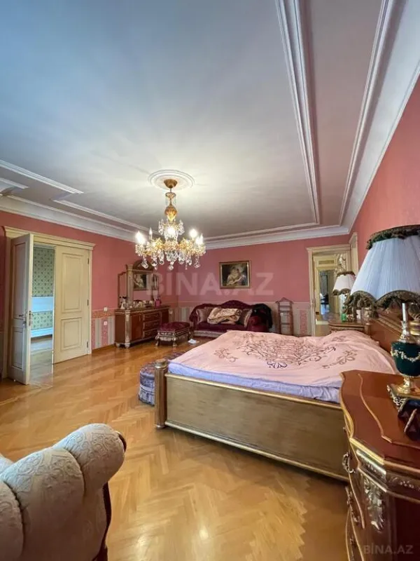 Satılır 9 otaqlı həyət evi 1000 m²