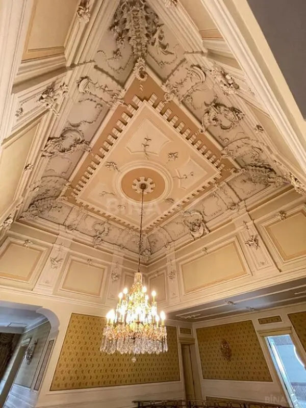 Satılır 9 otaqlı həyət evi 1000 m²