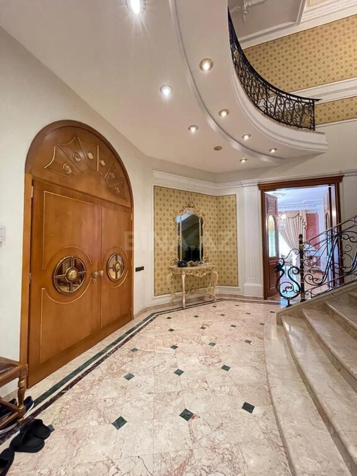 Satılır 9 otaqlı həyət evi 1000 m²