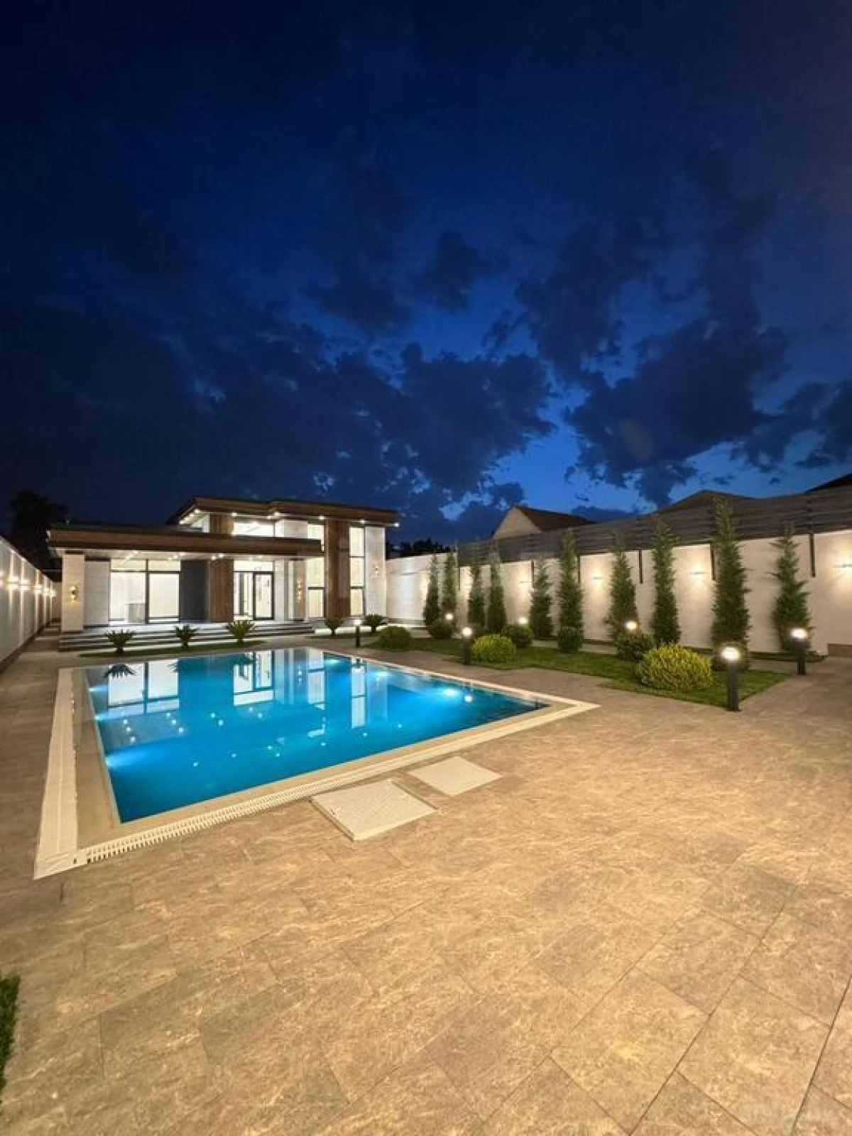 Satılır 5 otaqlı həyət evi 300 m²