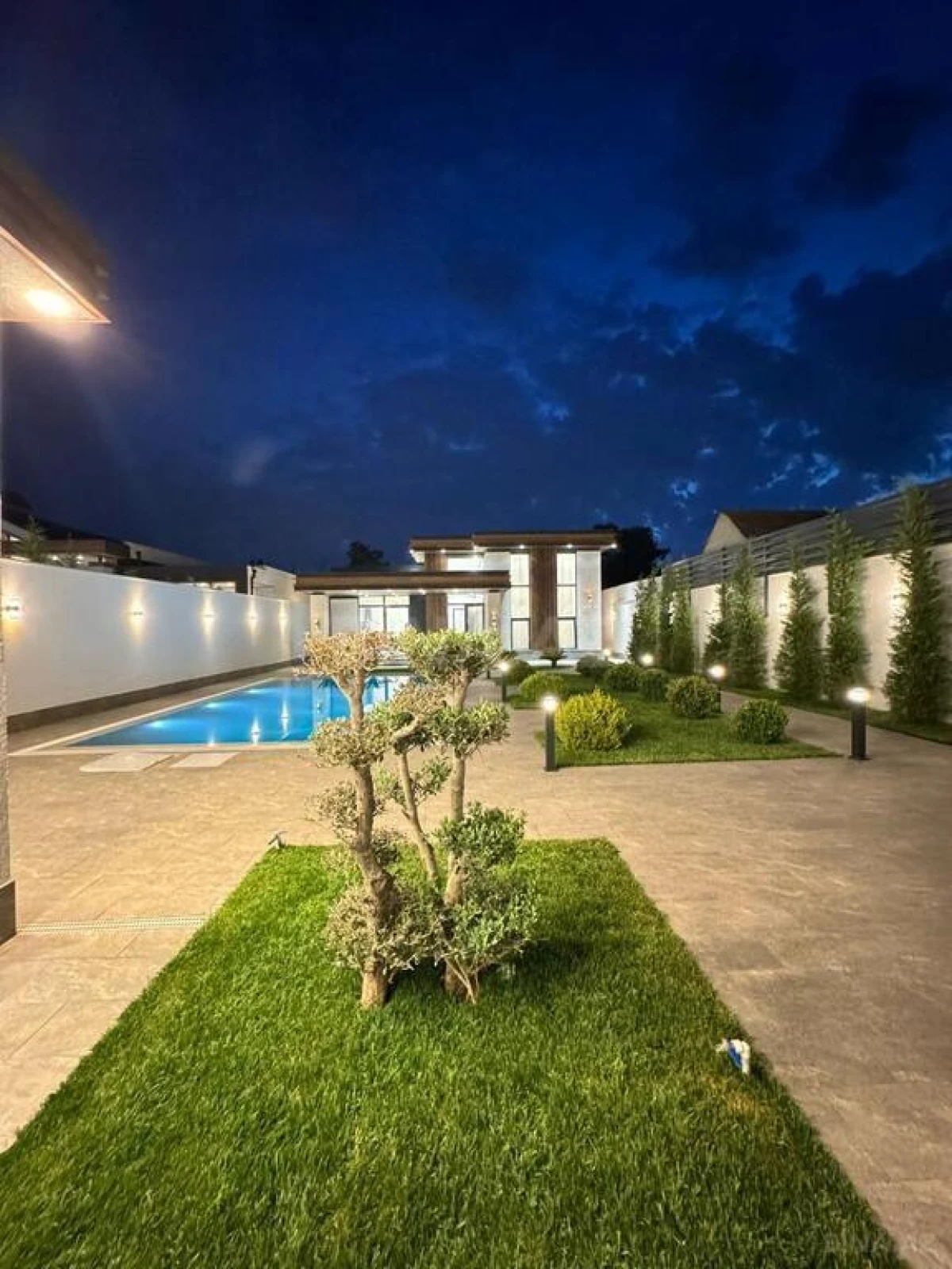 Satılır 5 otaqlı həyət evi 300 m²