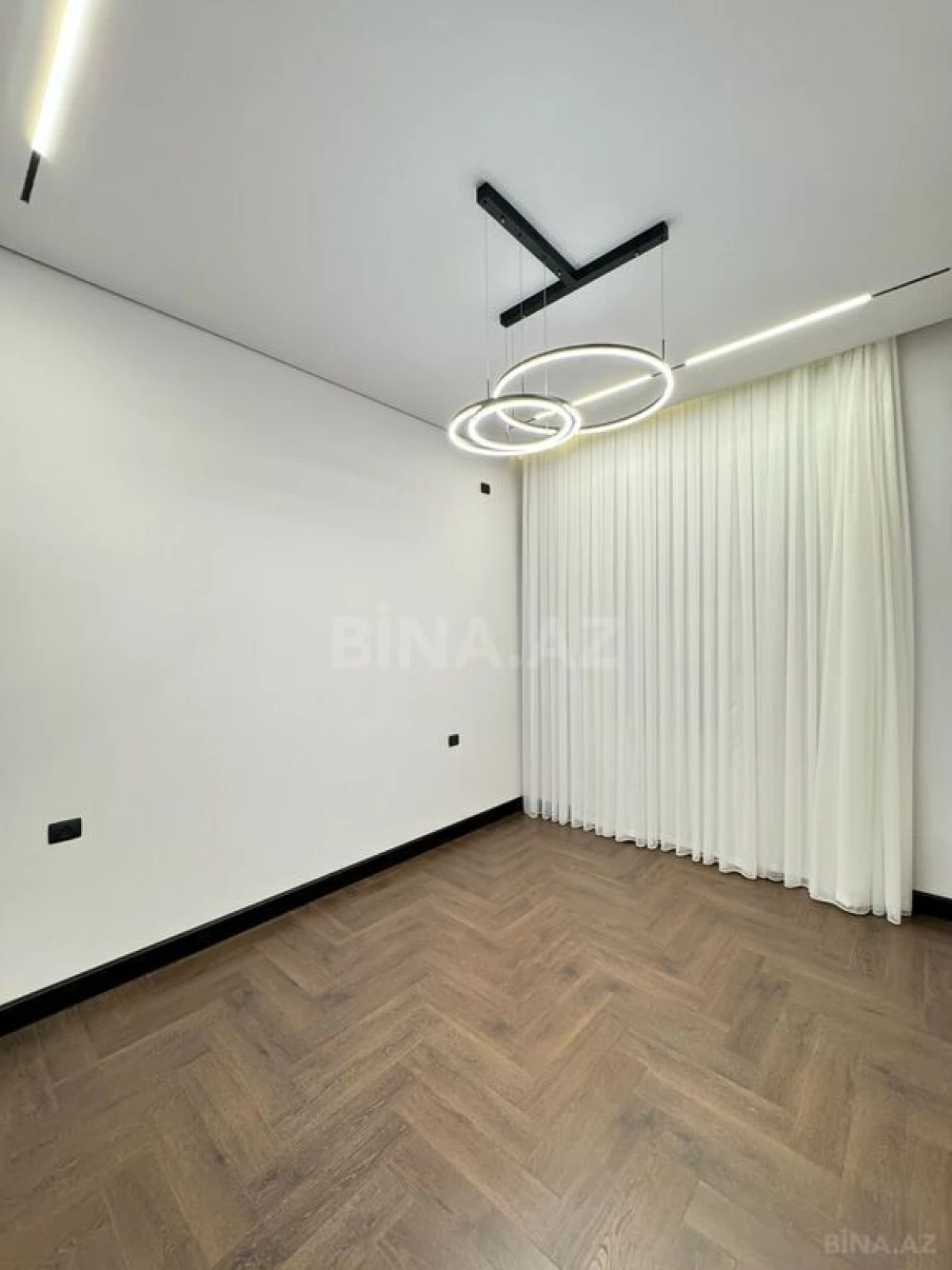 Satılır 5 otaqlı həyət evi 300 m²