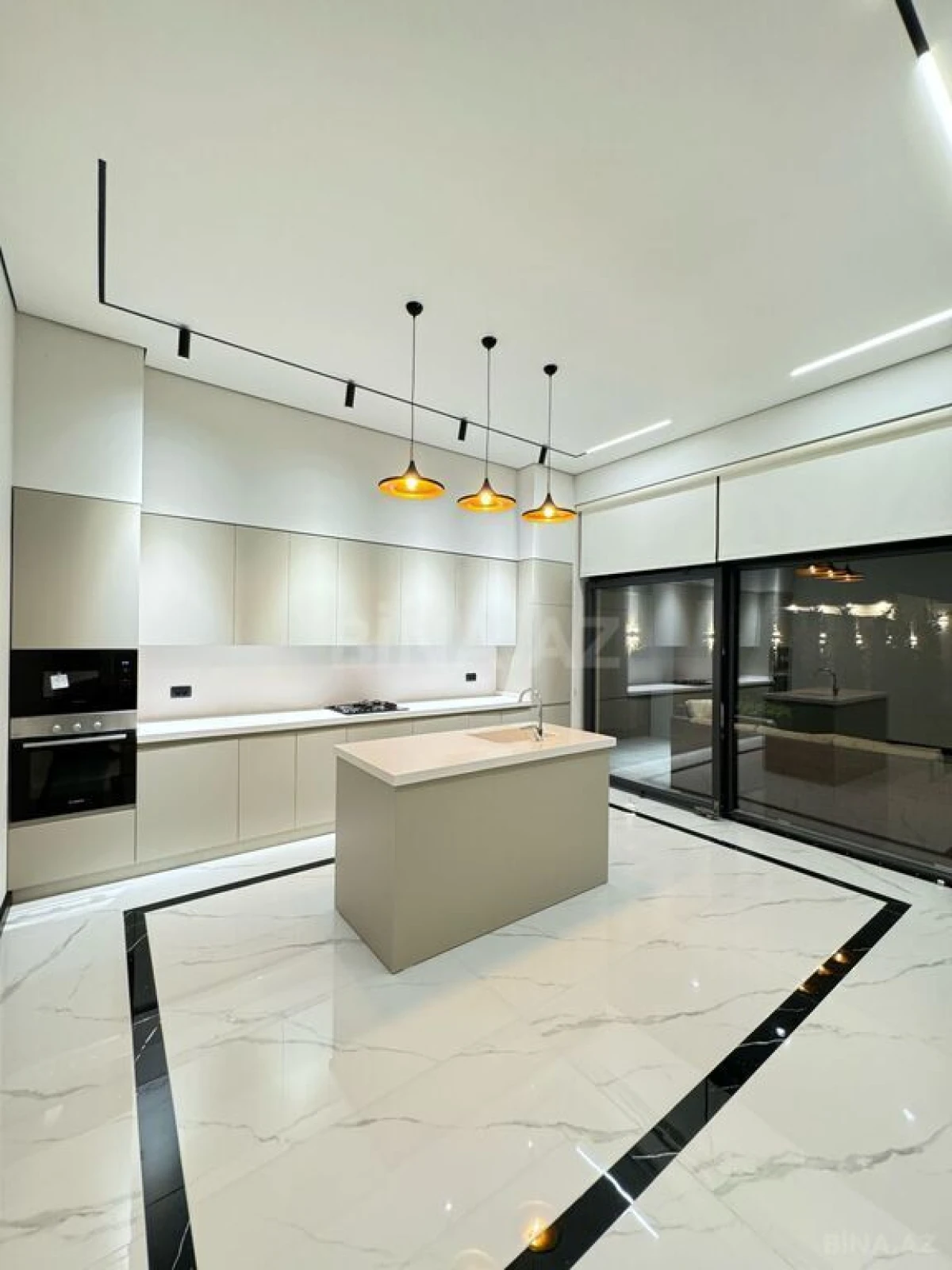 Satılır 6 otaqlı həyət evi 300 m²