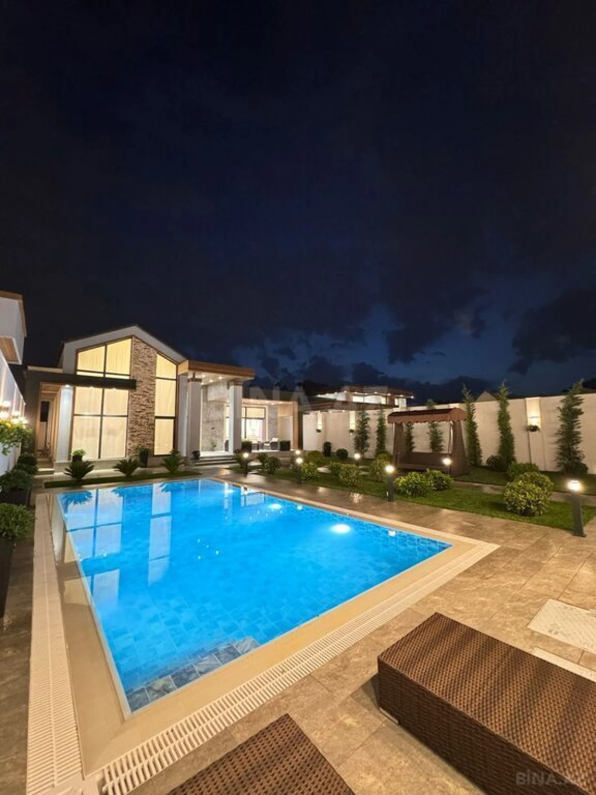 Satılır 6 otaqlı həyət evi 300 m²