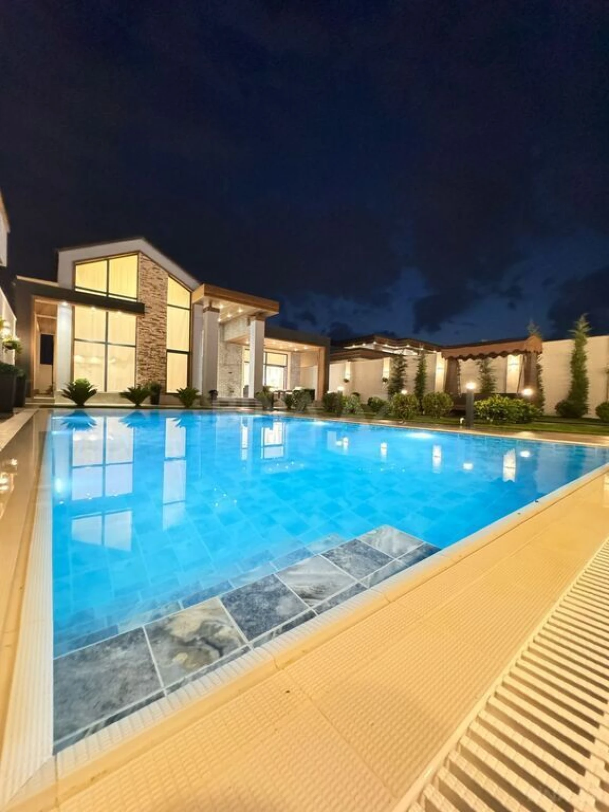 Satılır 6 otaqlı həyət evi 300 m²