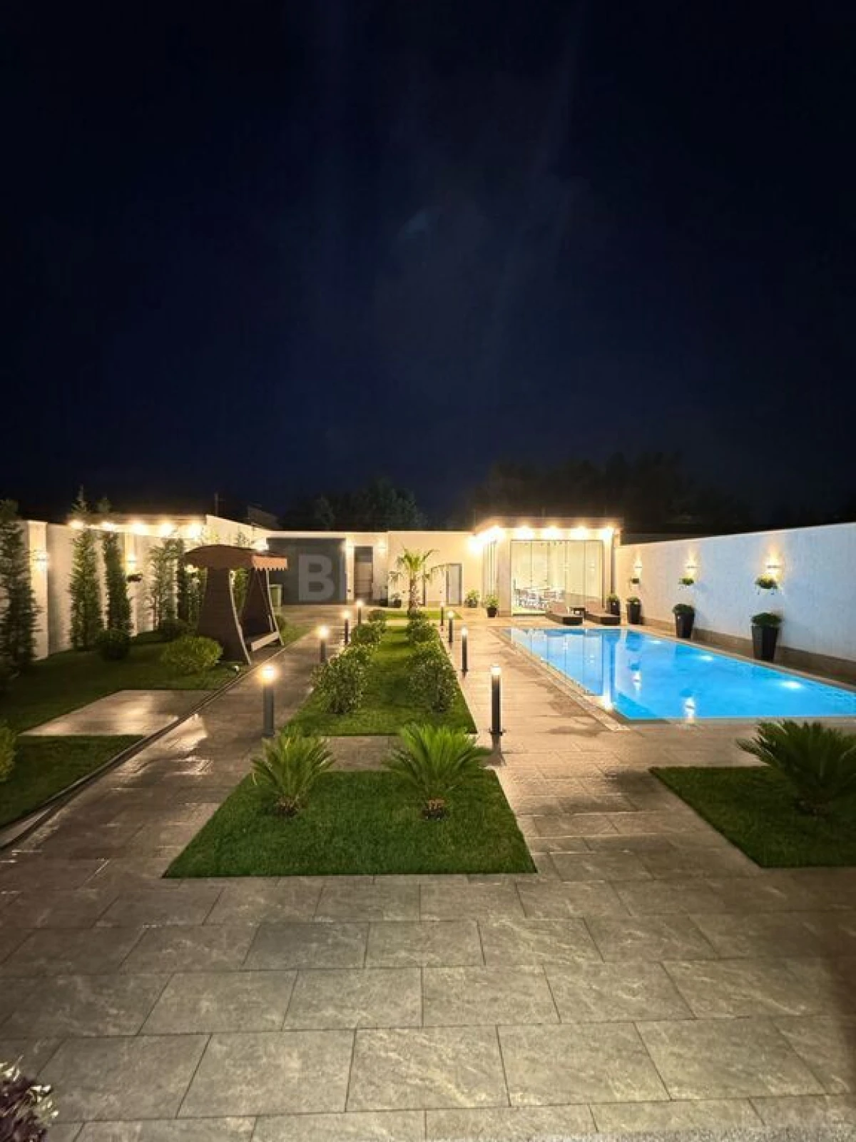 Satılır 6 otaqlı həyət evi 300 m²