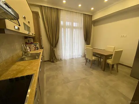 Kirayə verilir 4 otaqlı mənzil 198 m²