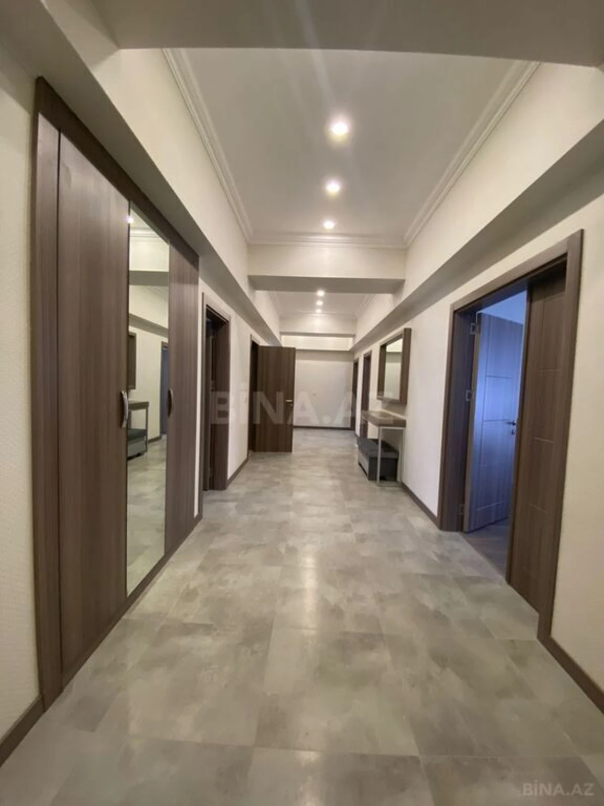 Kirayə verilir 4 otaqlı mənzil 198 m²