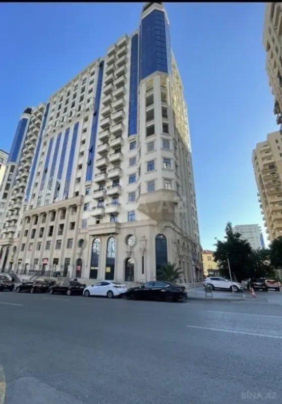 Satılır 4 otaqlı mənzil 245 m²
