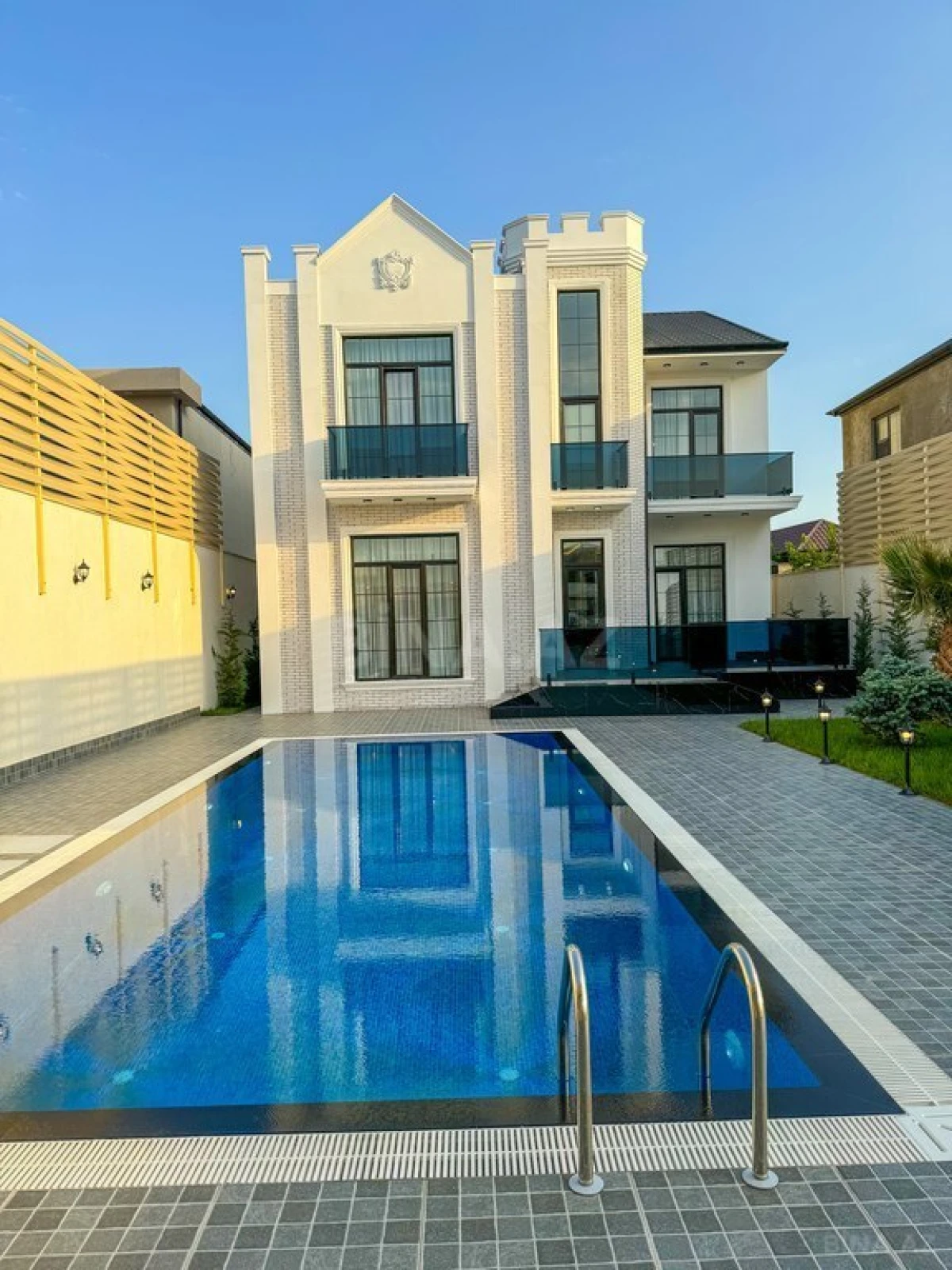 Satılır 6 otaqlı həyət evi 340 m²