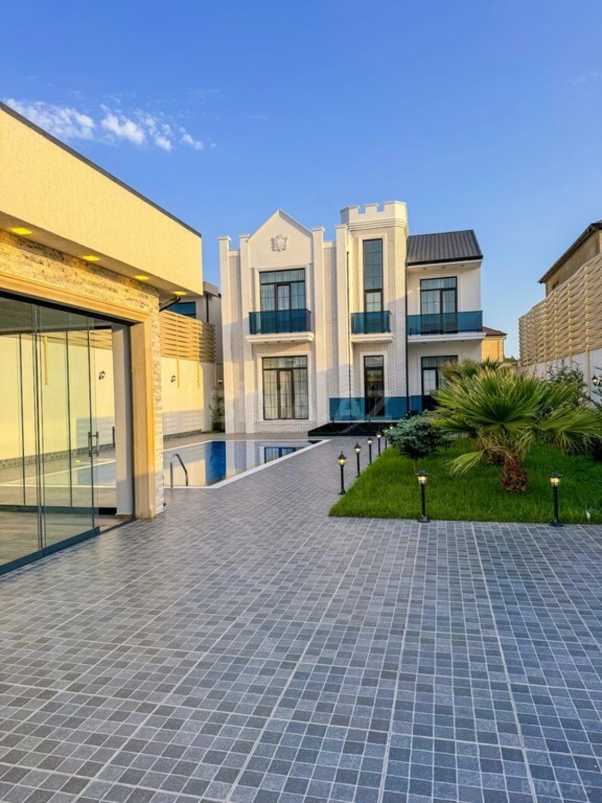 Satılır 6 otaqlı həyət evi 340 m²