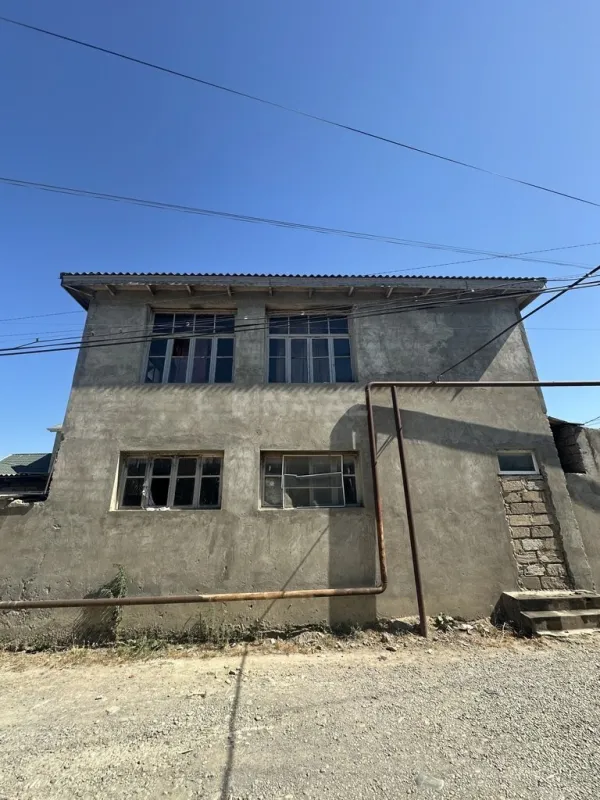 Satılır 9 otaqlı həyət evi 200 m²