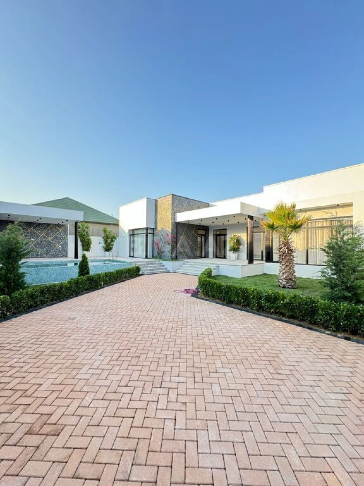 Satılır 5 otaqlı həyət evi 220 m²