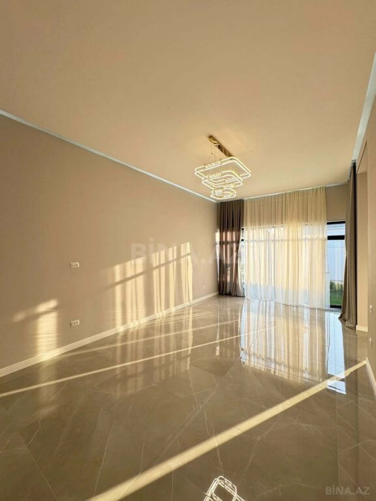 Satılır 5 otaqlı həyət evi 220 m²