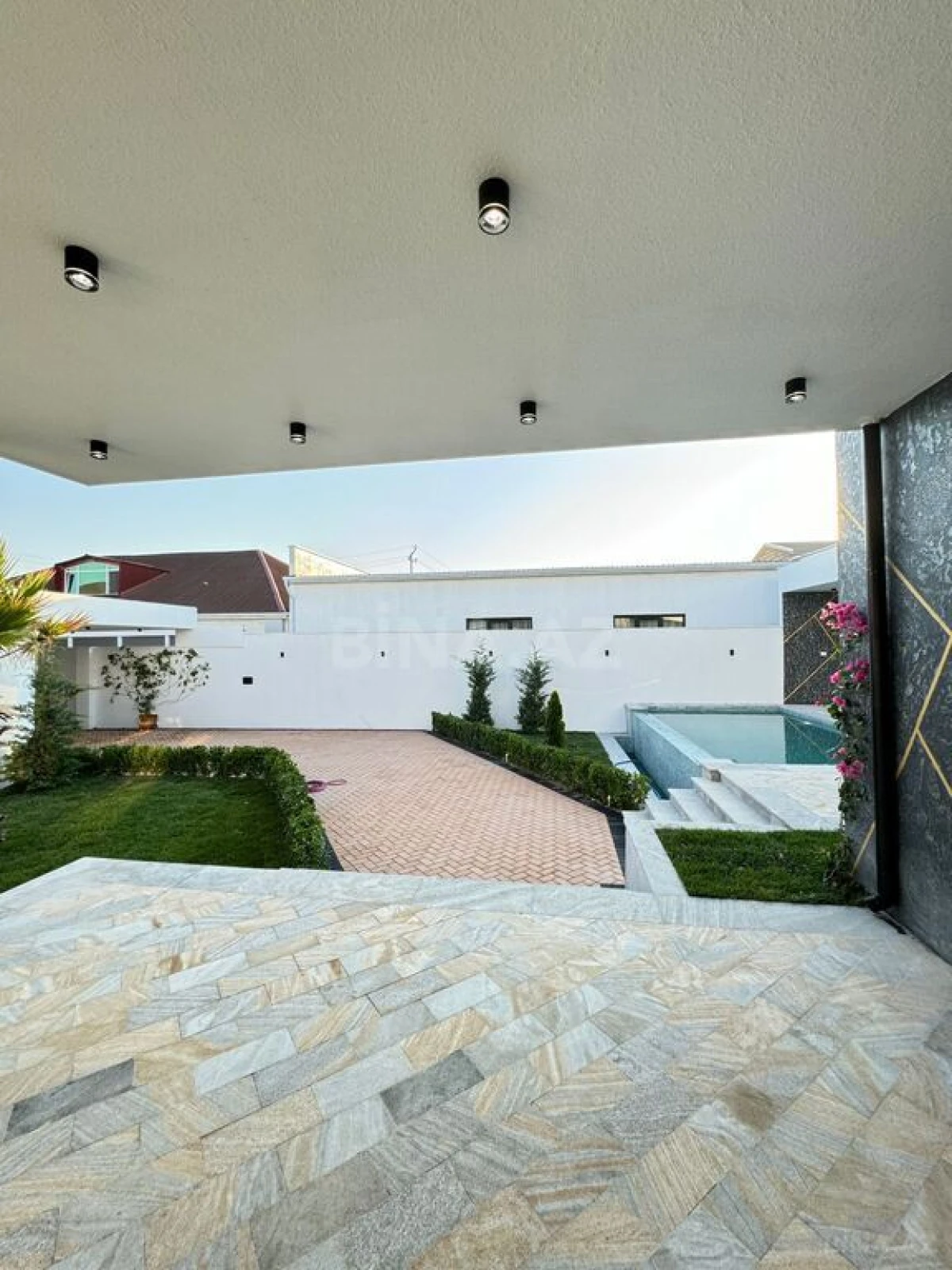 Satılır 5 otaqlı həyət evi 220 m²