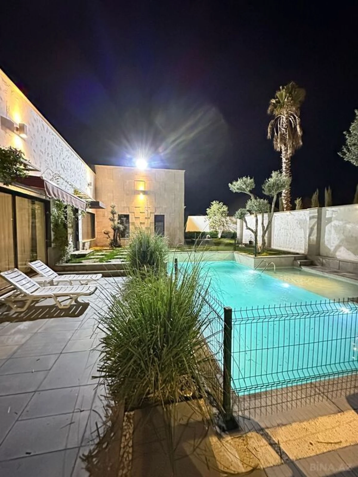 Satılır 5 otaqlı həyət evi 300 m²