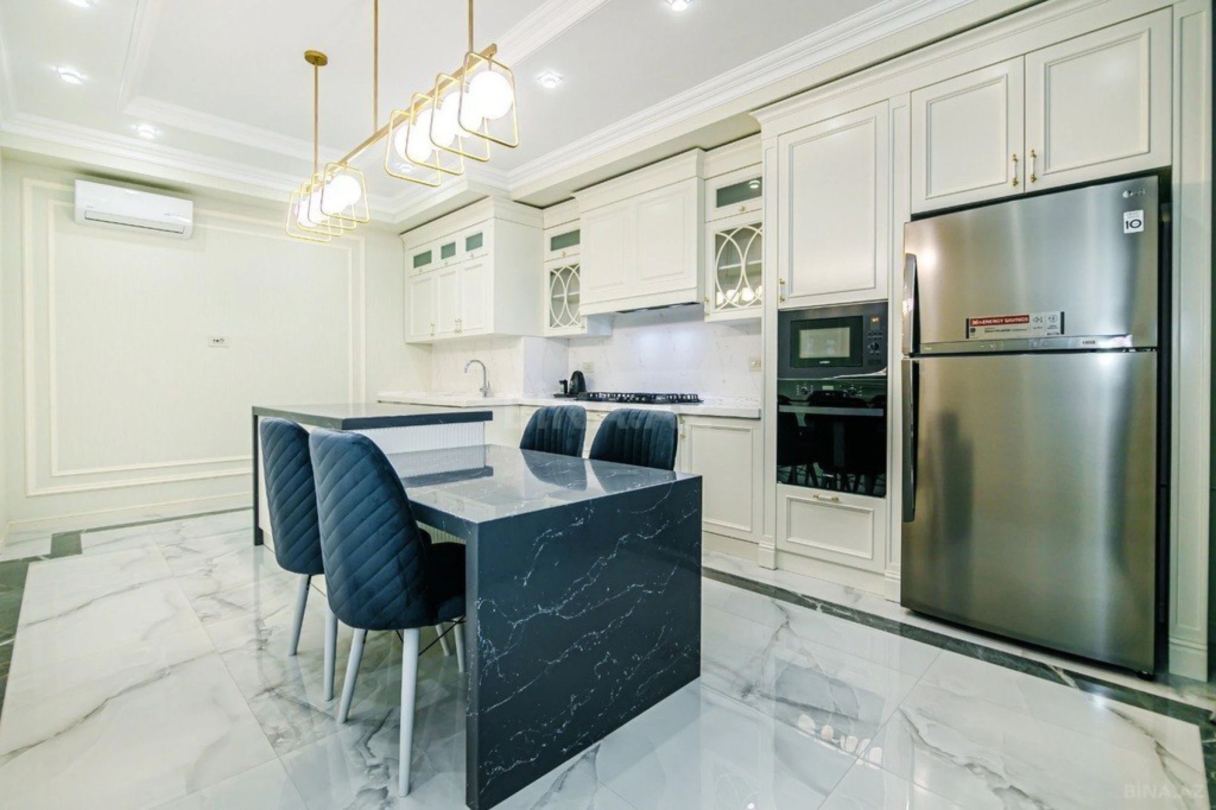 Kirayə verilir 4 otaqlı mənzil 180 m²