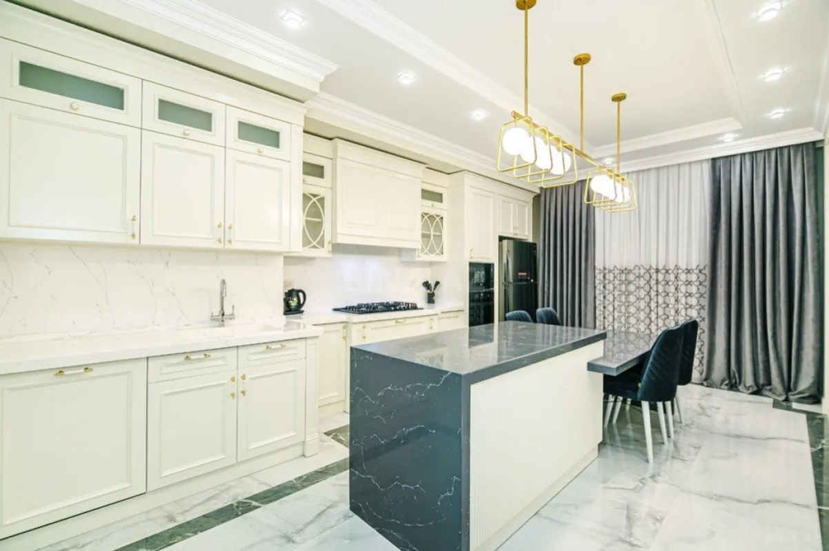 Kirayə verilir 4 otaqlı mənzil 180 m²