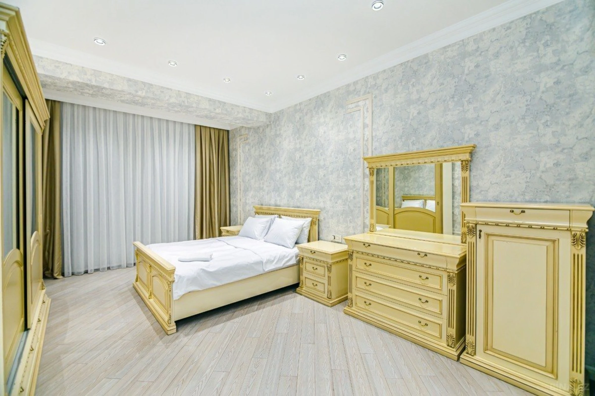 Kirayə verilir 4 otaqlı mənzil 180 m²