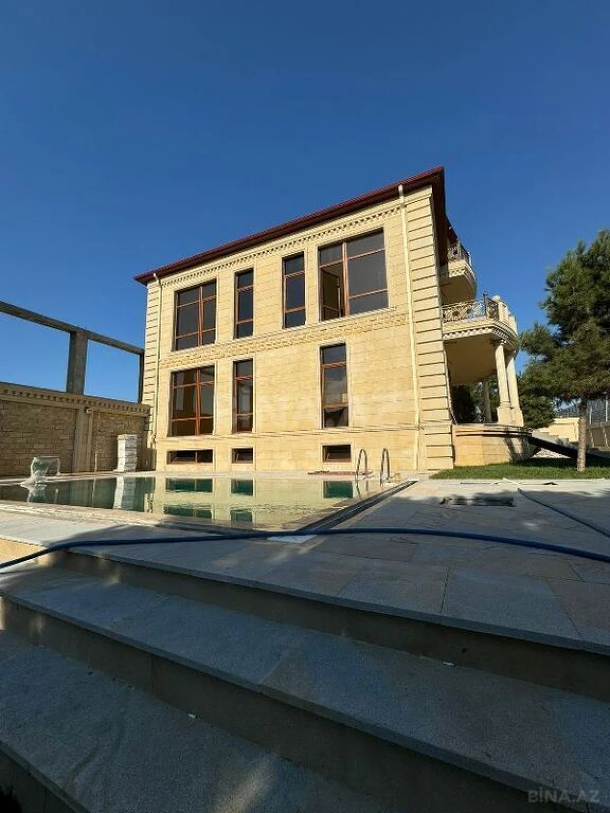 Satılır 5 otaqlı həyət evi 380 m²