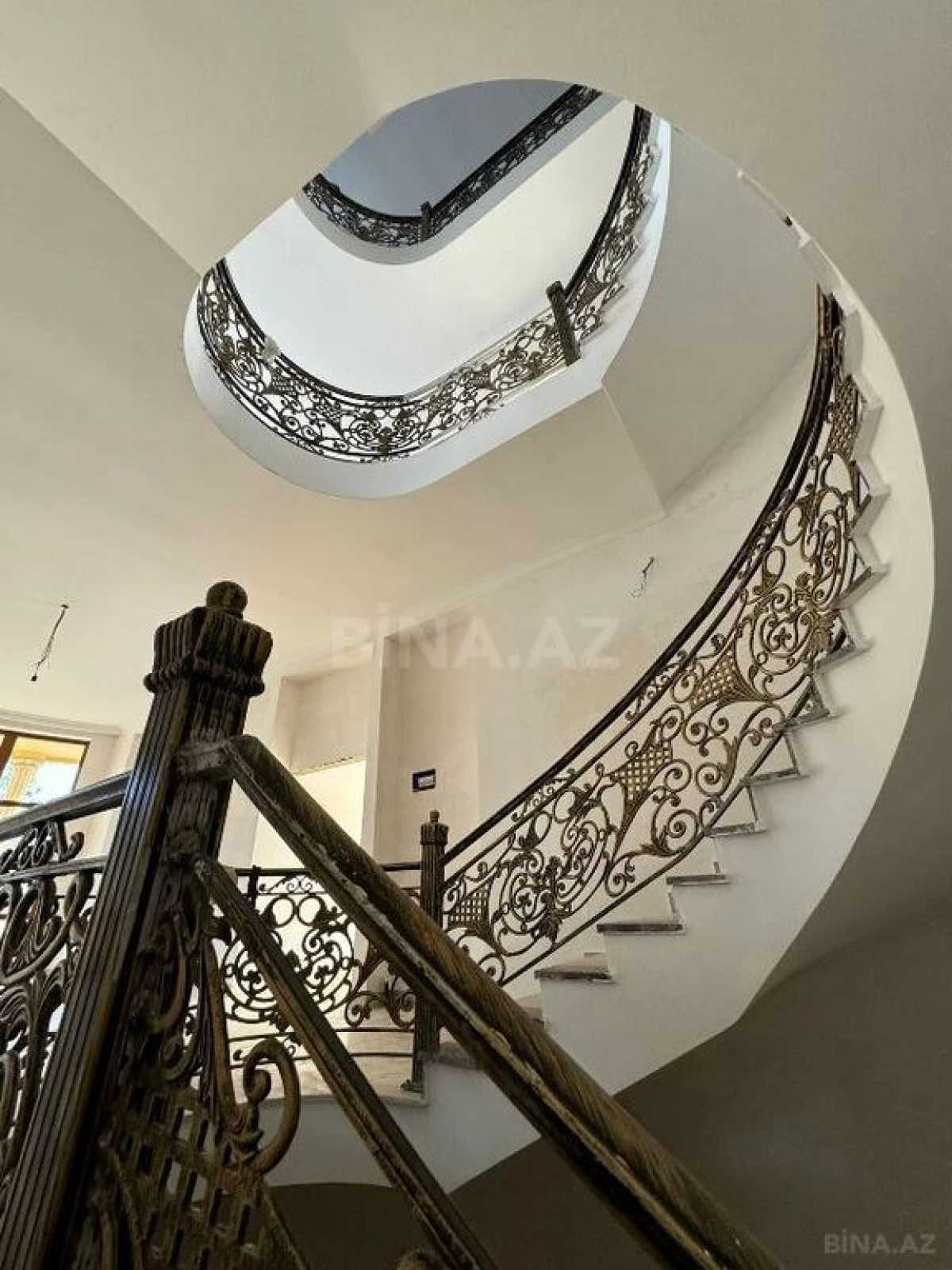 Satılır 5 otaqlı həyət evi 380 m²