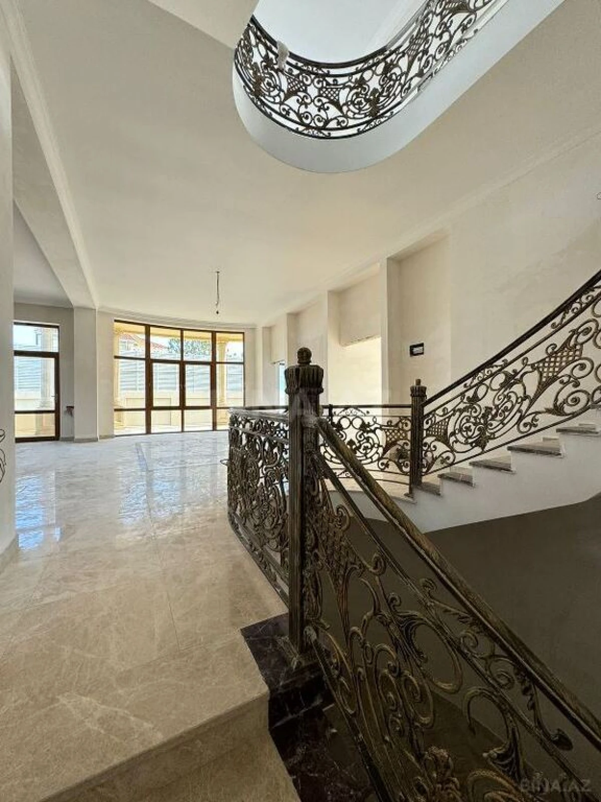 Satılır 5 otaqlı həyət evi 380 m²