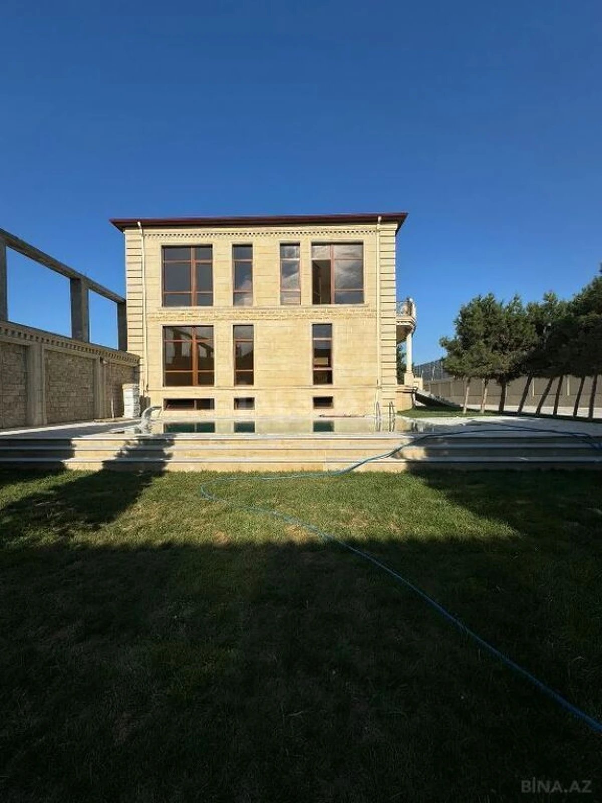 Satılır 5 otaqlı həyət evi 380 m²