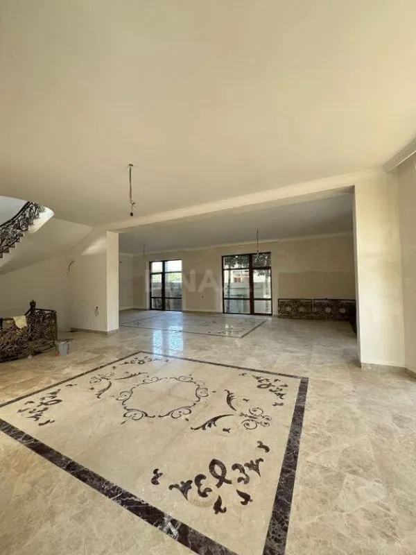 Satılır 5 otaqlı həyət evi 380 m²