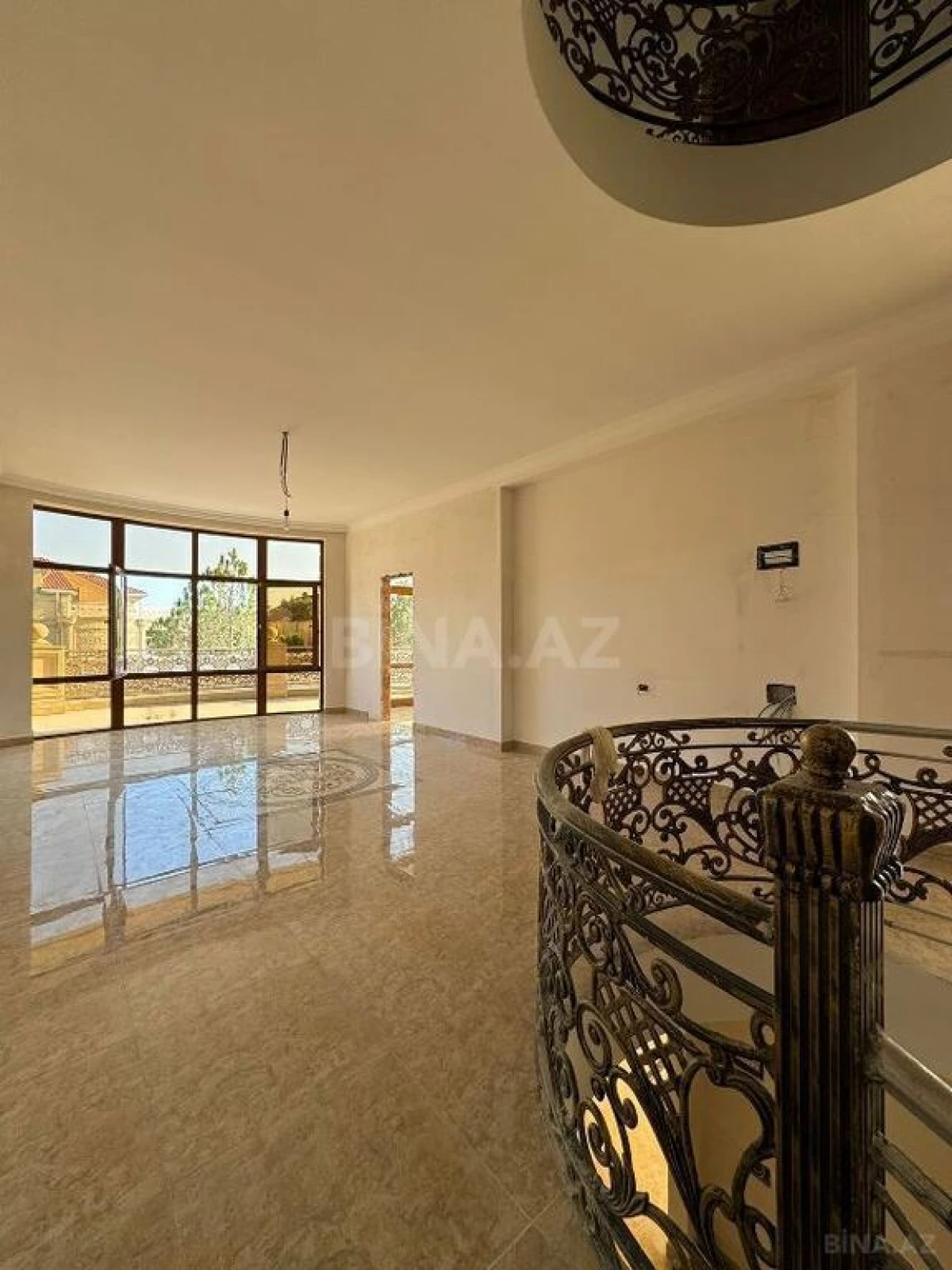 Satılır 5 otaqlı həyət evi 380 m²