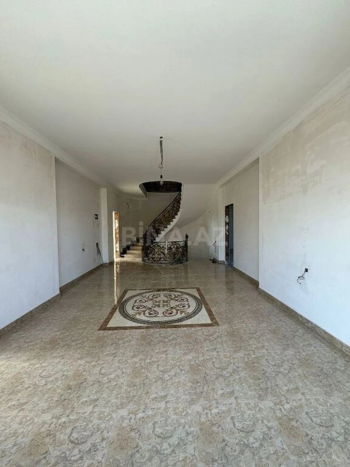 Satılır 5 otaqlı həyət evi 380 m²
