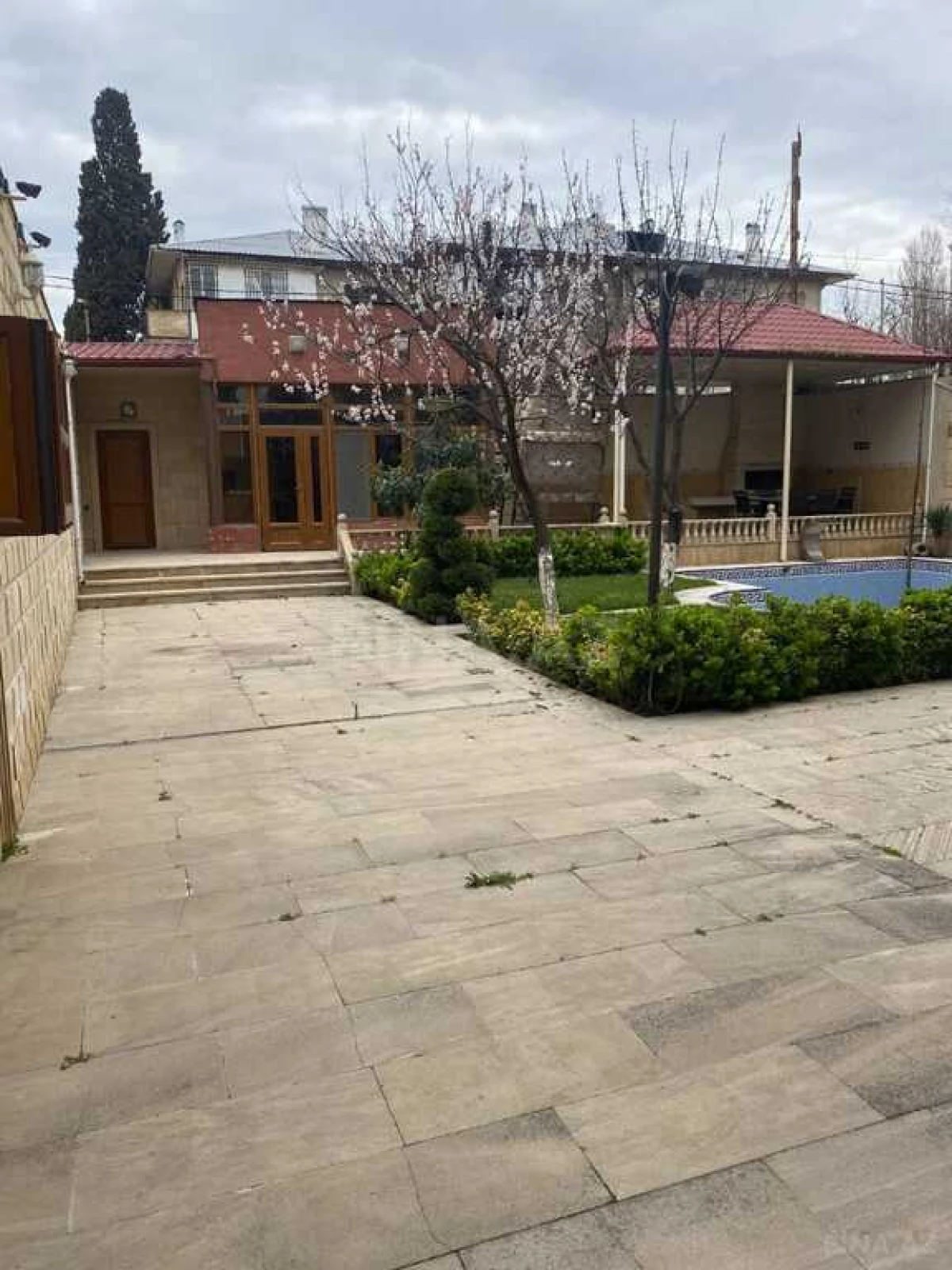 Satılır 5 otaqlı həyət evi 350 m²