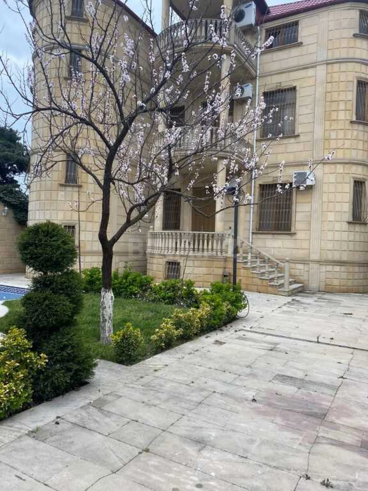 Satılır 5 otaqlı həyət evi 350 m²